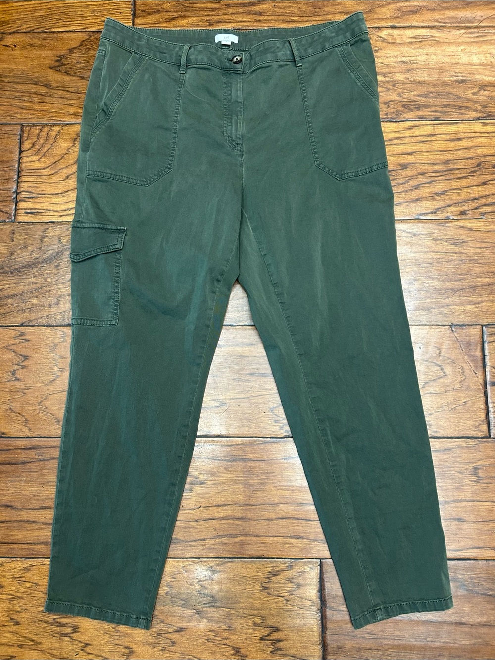 J.Jill Petite olive green cropped cargo utility pants with a button closure.